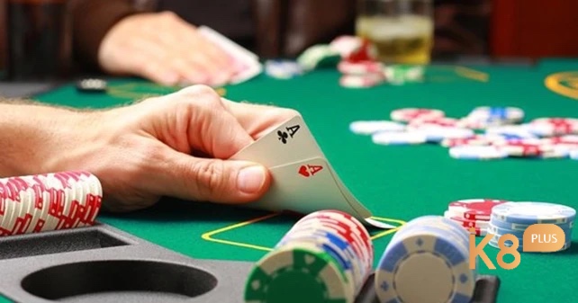 Người chơi Texas Hold’em cần kết hợp bài tẩy và bài chung để tạo ra bộ 5 lá mạnh nhất theo đúng thứ hạng từ Mậu thầu đến Sảnh chúa
