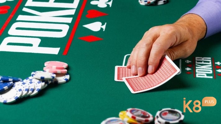 Người chơi Texas Hold’em trải qua 4 vòng cược và có thể chọn bỏ bài, kiểm bài, theo cược, tăng cược hoặc cược tất