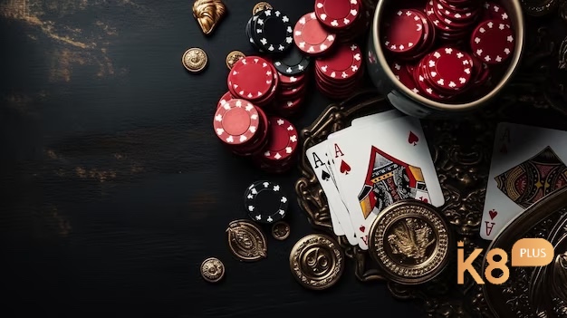 Người chơi poker lần lượt trải qua Flop, Turn và River để hoàn thiện bộ 5 lá, trước khi Showdown xác định người thắng pot