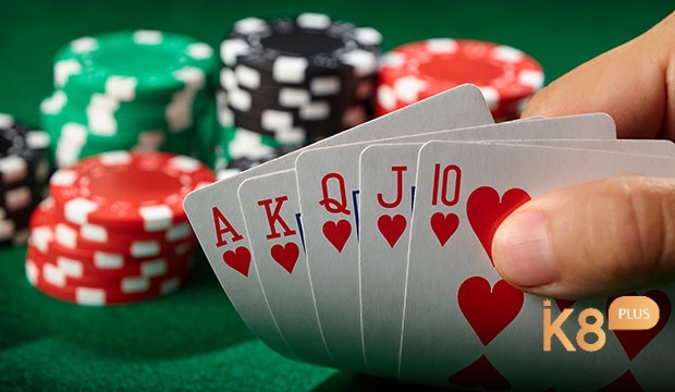 Người chơi poker không chỉ đặt cược dựa vào bộ bài mà còn vận dụng chiến thuật, kỹ năng phân tích và khả năng đọc vị đối thủ để giành lợi thế