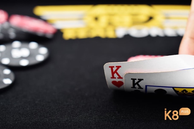 Người chơi poker bắt đầu ván bài với vị trí Dealer, đặt Blind bắt buộc và tham gia vòng cược Pre-flop bằng việc bỏ bài, theo cược hoặc tăng cược