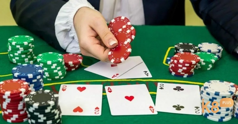 Một số biến thể như Stud Poker hoặc Bomb Pot sử dụng ante để tăng phần thưởng và kích thích người chơi