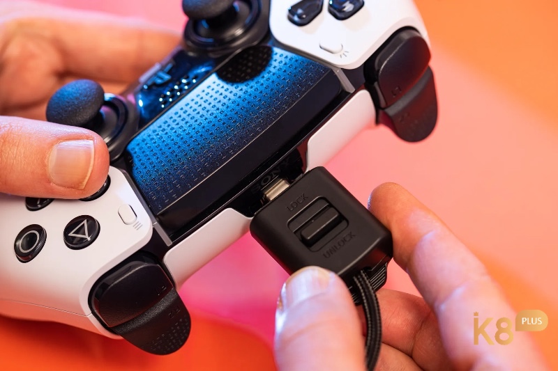 Vệ sinh định kỳ và bảo quản đúng cách giúp tay cầm chơi game PC luôn như mới.