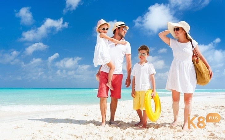 Hình ảnh mơ thấy tắm biển cùng gia đình báo hiệu sự hạnh phúc và hòa thuận