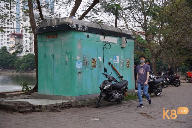 Giấc mơ thấy đi vệ sinh ở nơi công cộng phản ánh cảm giác lo lắng bị người khác đánh giá trong cuộc sống