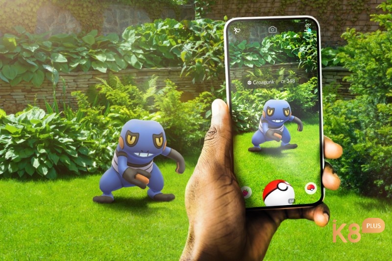 Người chơi Pokémon GO đang bắt Pokémon trên bản đồ thực tế ngoài trời cùng bạn bè