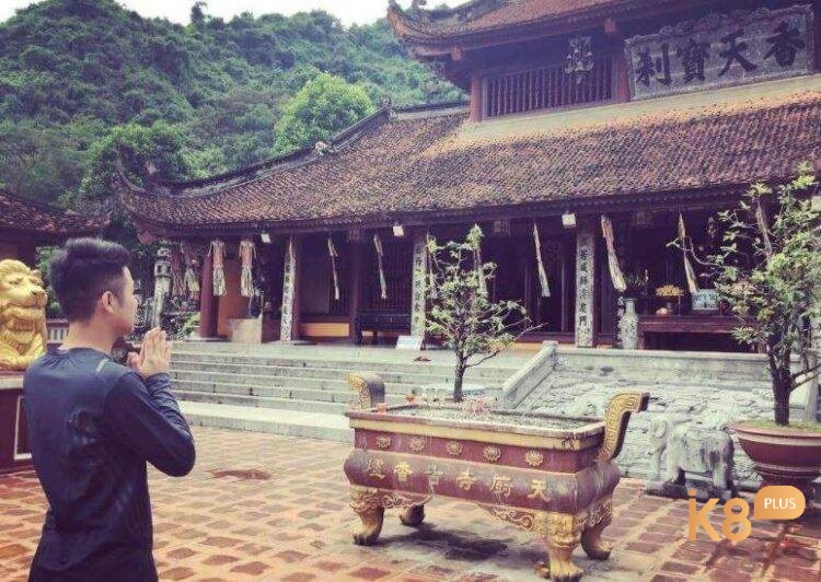 Giấc mơ thấy mình đi chùa thắp hương cúng bái cho thấy những dự định của bạn đang biến thành hiện thực